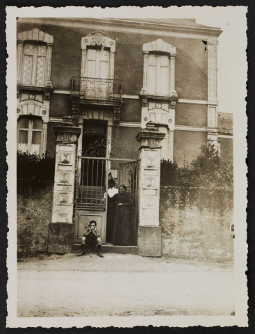 Famille de Trentemoult posant devant le portail d'une maison.