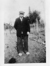 François Artaud dans son jardin et taillant ses poiriers : 2 photographies noir et blanc.
