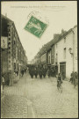 Pont-Rousseau. - Le 65ème régiment d'infanterie de ligne passant dans la rue Félix Faure.