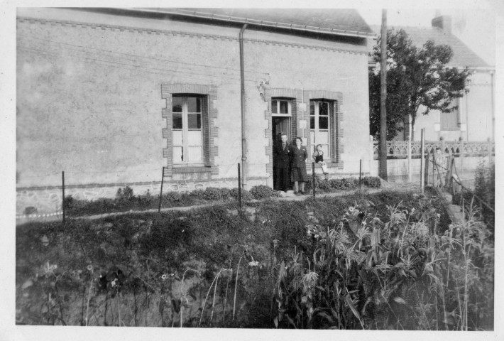 Famille Longépé posant devant leur maison rue Victor Fortun noir et blanc.