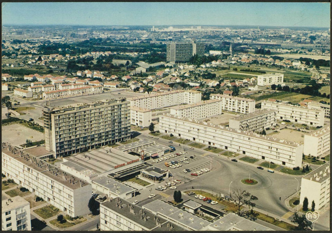 Château. - Vue aérienne de l'ensemble résidentiel avec la Maison Radieuse et Nantes en arrière-plan.