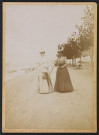 Promenade à Trentemoult de deux dames le long de la berge en aval de la place des Filets