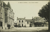 Le bourg.- La place de la mairie.