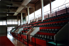 Tribunes à l'intérieur du gymnase, photographie en couleur