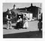 Défilé dans le quartier. - Chariots décorés tirés par des chevaux, personnes déguisées : 9 photographies noir et blanc.