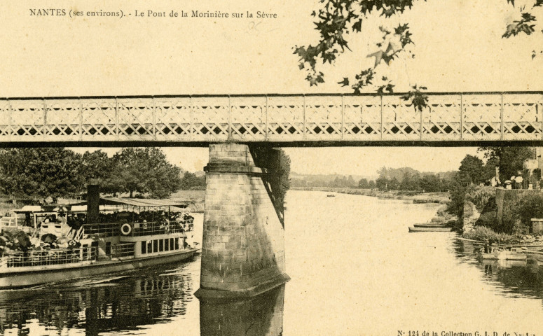 La Morinière. - Une hirondelle passant sous le pont.