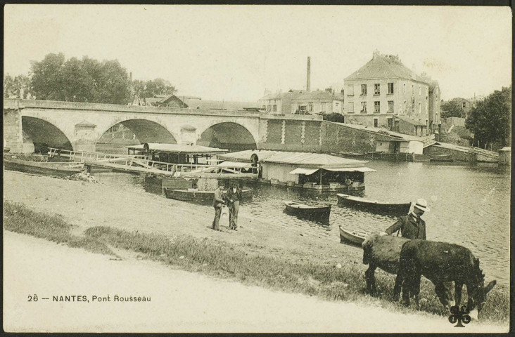 Pont-Rousseau. - Les bateaux lavoirs sur la Sèvre, le pont vers Pirmil en arrière-plan.