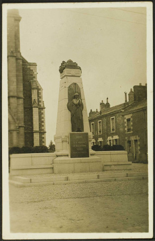 Pont-Rousseau. - Le monument aux morts sur la place de l'église Saint-Paul.