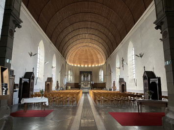 Intérieur de l'église paroissiale Saint-Paul : la nef et sa voûte en berceau, photographie en couleur, 2024 (© Ville de Rezé)