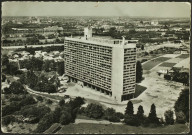 La Maison Radieuse. - Vue de la façade sud avec Nantes en arrière-plan.