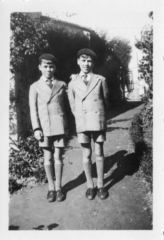 Jouant dans le jardin de la Chaussée : 5 photographies noir et blanc.