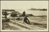 Trentemoult. - Pêcheurs d'aloses réparant leurs filets sur le bord de la Loire.