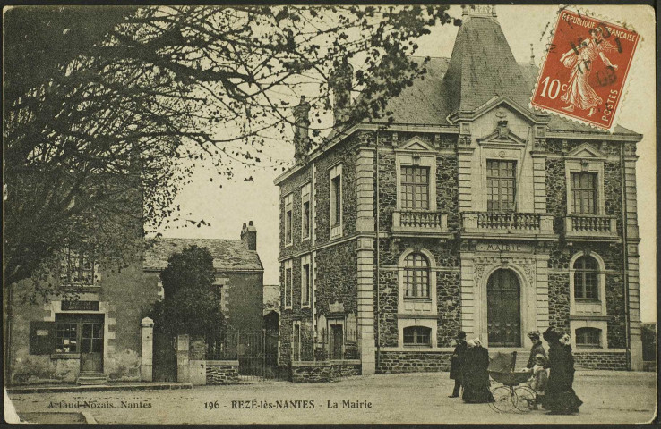 Le bourg. - La place de la mairie.