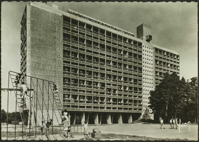 La Maison Radieuse. - Vue de la façade est avec le parc de jeux d'enfant au premier plan.