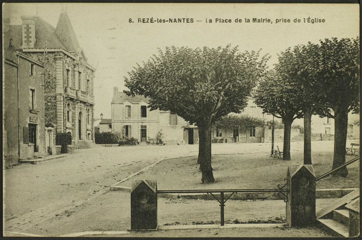 Le bourg. - La place de la mairie.