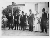 Discours sur la place du village par les organistateurs en haut de forme et en présence de Renée Artaud incarnant Marianne : 1 photographie noir et blanc.