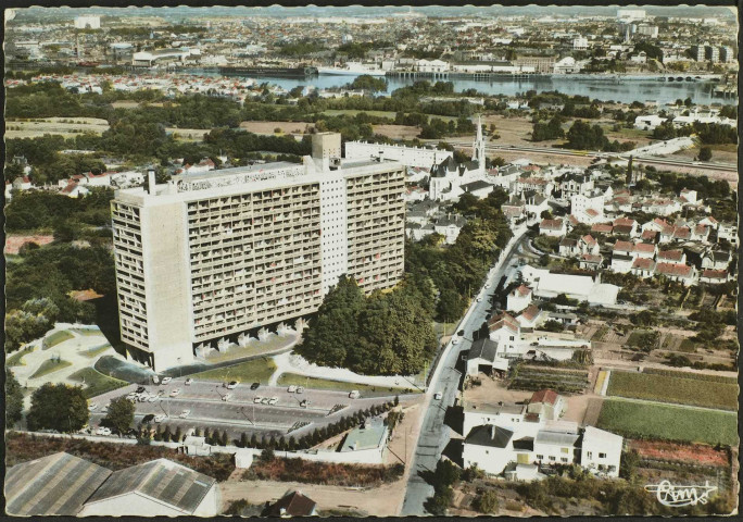 Panorama de la Maison Radieuse et du bourg avec la Loire et Nantes en arrière-plan.