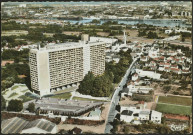 Panorama de la Maison Radieuse et du bourg avec la Loire et Nantes en arrière-plan.