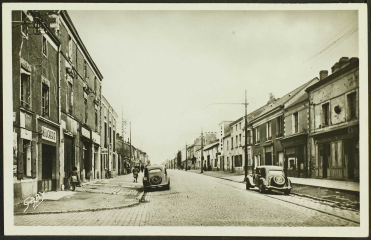 Pont-Rousseau. - La rue Aristide Briand en direction du sud.