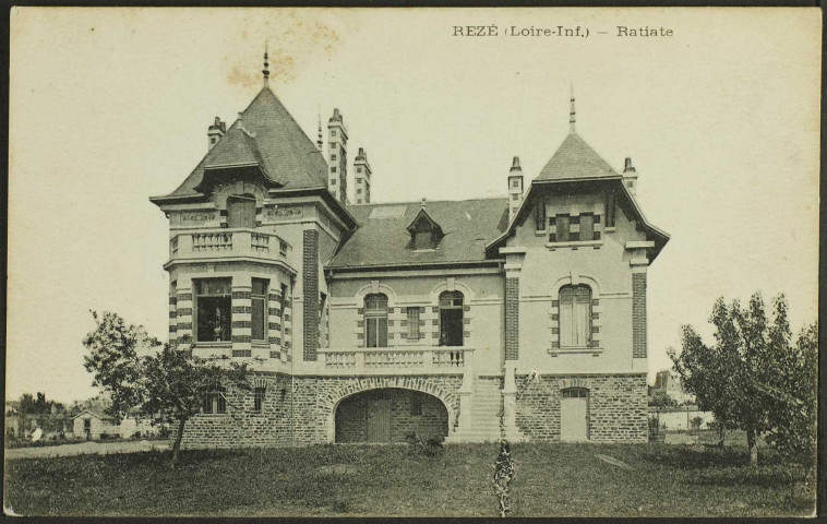 Le bourg. - Villa Ratiate, vue de l'extérieur.