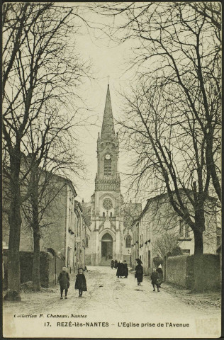 Le bourg. - L'église Saint-Pierre et l'avenue de la Loire.