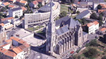 Vue aérienne de l'église Saint-Pierre, photographie en couleur (550W/351 ; AMR)