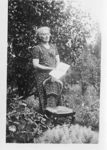 Marie Archer, épouse de François Artaud (1887-1980). - Posant dans son jardin : 4 photographies noir et blanc.