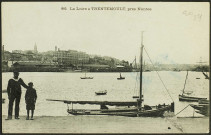 Trentemoult. - Marin posant avec un petit garçon devant la Loire, vue prise depuis la grève avec Chantenay et le port de Nantes en arrière-plan.