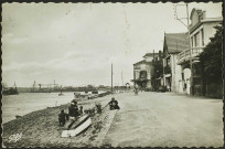 Trentemoult. - Le quai Jean Bart, la Loire et Nantes en arrière-plan.