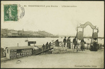 Trentemoult. - L'embarcadère des roquios, Chantenay et le port de Nantes en arrière-plan.