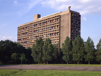 La Maison Radieuse vue depuis son parc, photographie, années 1990-2000 (© Archives municipales de Rezé)