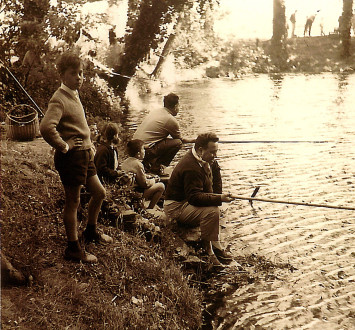 Fishing contest at the Maison Radieuse, black and white picture, 1959 (private collection ; AMR)