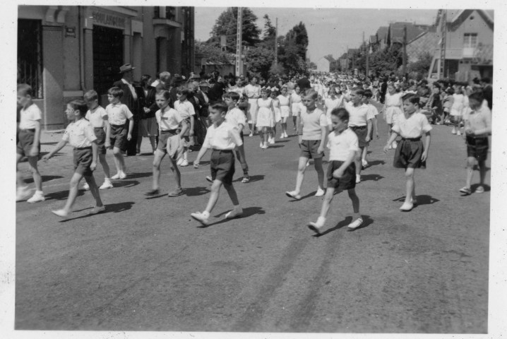 Fête de la Jeunesse 1955. - Défilé rue Thiers avec présence d'enfants et de joueurs de cornemuse : 4 photographies noir et blanc.