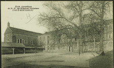 Les Naudières. - École apostolique de Notre-Dame des Missions africaines, la cour.