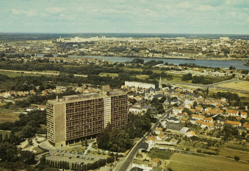 Vue aérienne de la Maison Radieuse au cœur de Rezé, carte postale, éditions du Gabier, 1966-1970 (5Fi/3/226 ; AMR)