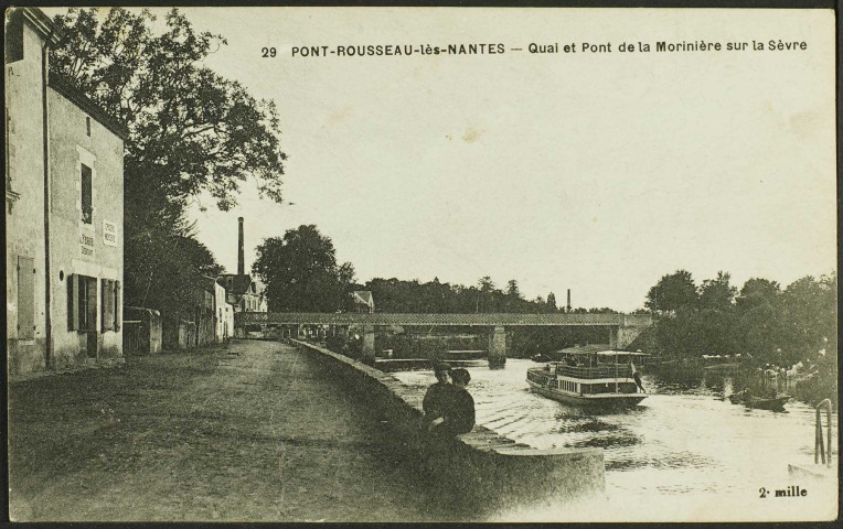 La Morinière. - Le quai Léon Sécher, une hirondelle sur la Sèvre, le pont de la Morinière et une cheminée de l'usine en arrière-plan.