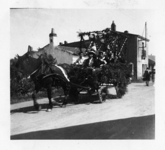 Défilé dans le quartier. - Chariots décorés tirés par des chevaux, personnes déguisées : 9 photographies noir et blanc.