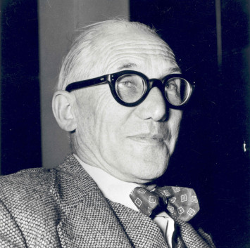 Charles-Édouard Jeanneret dit Le Corbusier, photographie en noir et blanc (© Fondation Le Corbusier / ADAGP)