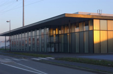 Extérieur du gymnase, photographie en couleur