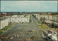 Château. - Centre commercial place François Mitterrand avec l'avenue de Bretagne vers Nantes en arrière-plan.