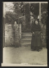 Famille de Trentemoult, une femme âgée posant dans le jardin.