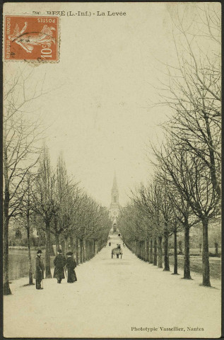 Le bourg. - Le Seil et l'avenue de la Loire allant vers l'église Saint-Pierre .