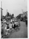 Fête de la Jeunesse 1955. - Défilé rue Thiers avec présence d'enfants et de joueurs de cornemuse : 4 photographies noir et blanc.