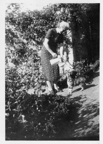 Marie Archer, épouse de François Artaud (1887-1980). - Posant dans son jardin : 4 photographies noir et blanc.
