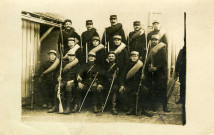 Groupe de soldats, campement, posant devant un tank : photographies.