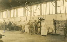 Mécanicien auto dans un garage à Chantenay (rue de la marseillaise) : photographies.