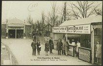 Foire-exposition de Nantes. - Groupe de personnes devant le stand de la Coopérative laitière de Nantes Banlieue.