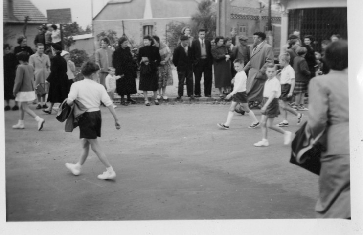 Fête de la Jeunesse 1955. - Défilé rue Thiers avec présence d'enfants et de joueurs de cornemuse : 4 photographies noir et blanc.