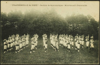 La Fraternelle de Rezé, section de gymnastique. - Groupe d'enfant en uniforme en mouvement d'ensemble.