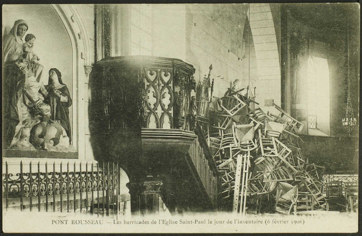 Pont-Rousseau. - L'église Saint-Paul, vue des barricades à l'intérieur le jour de l'inventaire en 1906.